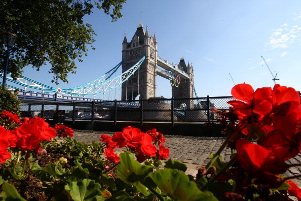 Cầu tháp London (Tower Bridge) - biểu tượng của thủ đô London được trang trí vòng tròn Olympic nặng hơn 3 tấn, rộng 25m, cao 11,5 m. Trong những ngày diễn ra Olympic, cây cầu sẽ được thắp sáng rực rỡ với sự phối hợp của các hiệu ứng ánh sáng.